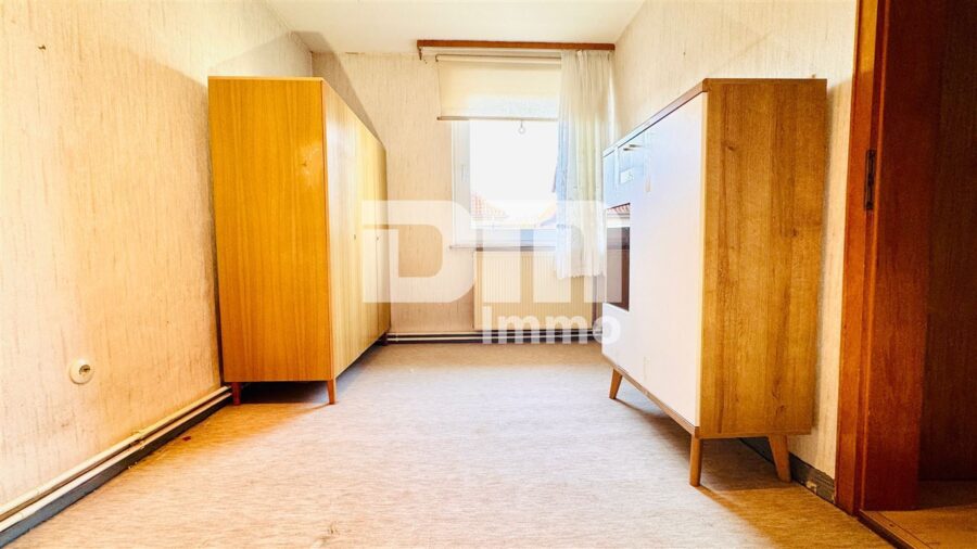 Geplegtes Einfamilienhaus mit 2 Nebengebäuden, Garten und überdachtem Freisitz - OG Ankleide / Zimmer